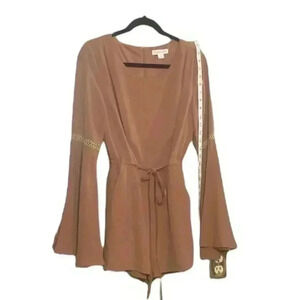 Super Cute Romper -⬇️PRICE DROP⬇️. Size Small with Sandals